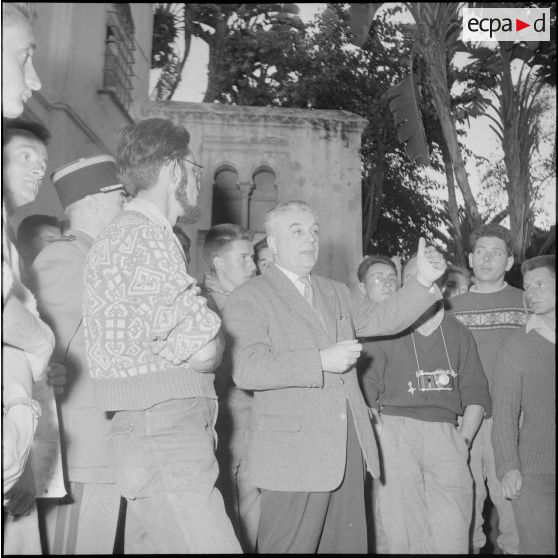 Le club alpin français visite en compagnie de Maurice Herzog le musée du Bardot à Alger. [Description en cours]