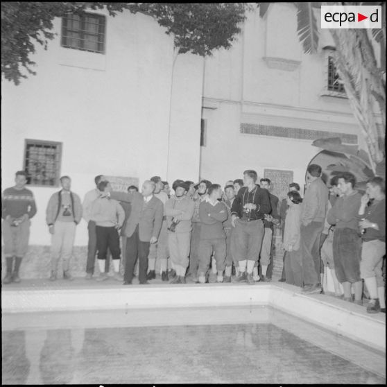 Le club alpin français visite en compagnie de Maurice Herzog le musée du Bardot à Alger. [Description en cours]