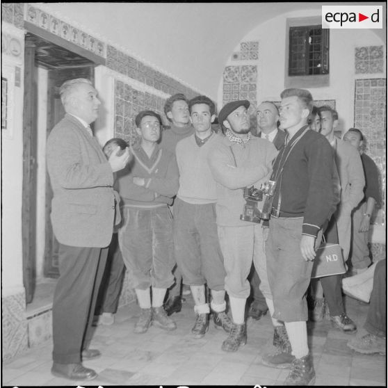 Le club alpin français visite en compagnie de Maurice Herzog le musée du Bardot à Alger. [Description en cours]