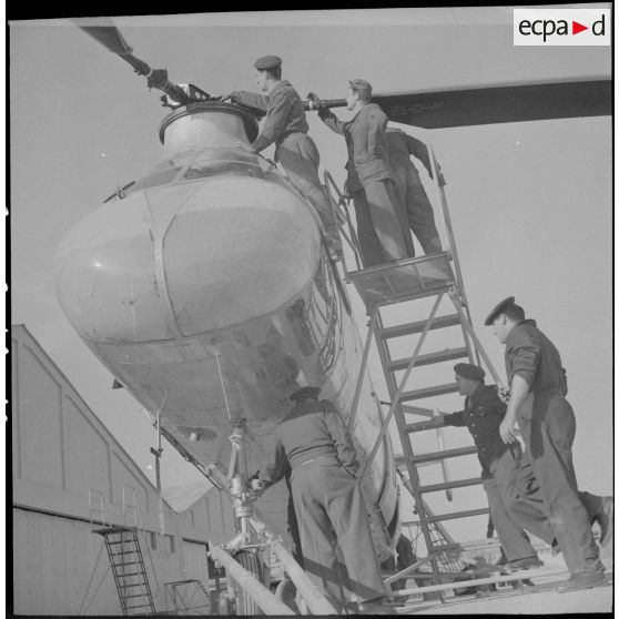 Le groupe d'hélicoptères n° 2 à Aïn-Arnat. [Description en cours]