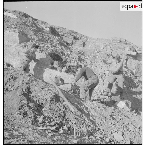 Le groupe d'hélicoptères n° 2 à Aïn-Arnat. [Description en cours]