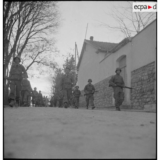Le groupe d'hélicoptères n° 2 à Aïn-Arnat. [Description en cours]