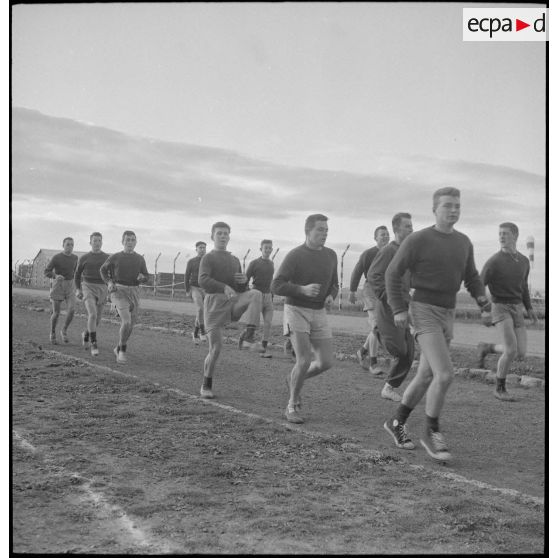 Le groupe d'hélicoptères n° 2 à Aïn-Arnat. [Description en cours]