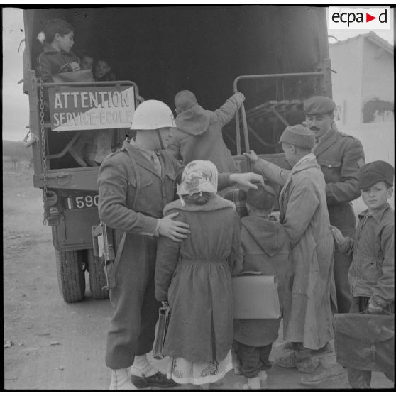 Le groupe d'hélicoptères n° 2 à Aïn-Arnat. [Description en cours]