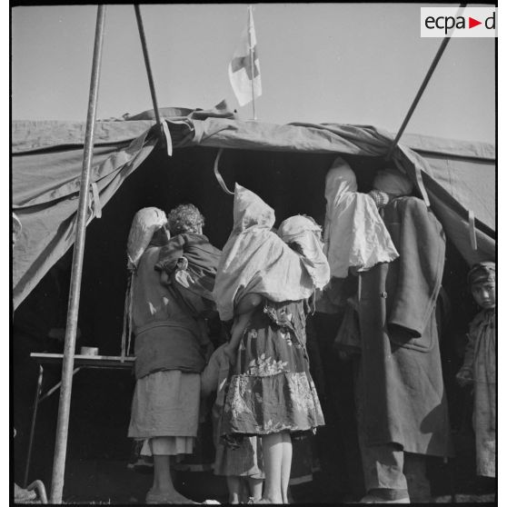 Le groupe d'hélicoptères n° 2 à Aïn-Arnat. [Description en cours]