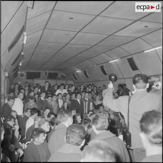 Spectacle récréatif en l'honneur des militaires blessés ou malades. [Description en cours]