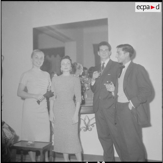 La troupe théâtrale du CRAD (Centre régional d'Art dramatique) d'Alger. [Description en cours]