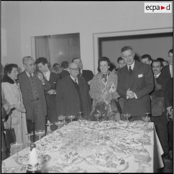 La troupe théâtrale du CRAD (Centre régional d'Art dramatique) d'Alger. [Description en cours]