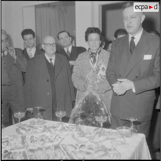 La troupe théâtrale du CRAD (Centre régional d'Art dramatique) d'Alger. [Description en cours]