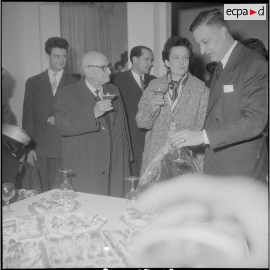 La troupe théâtrale du CRAD (Centre régional d'Art dramatique) d'Alger. [Description en cours]