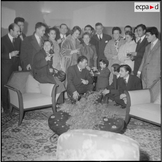 La troupe théâtrale du CRAD (Centre régional d'Art dramatique) d'Alger. [Description en cours]