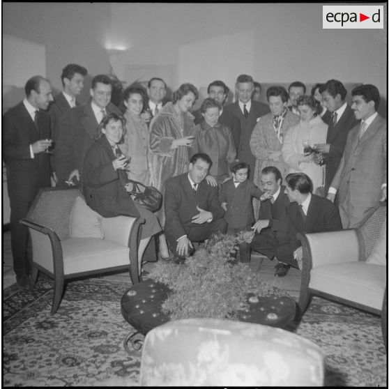 La troupe théâtrale du CRAD (Centre régional d'Art dramatique) d'Alger. [Description en cours]