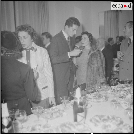 La troupe théâtrale du CRAD (Centre régional d'Art dramatique) d'Alger. [Description en cours]