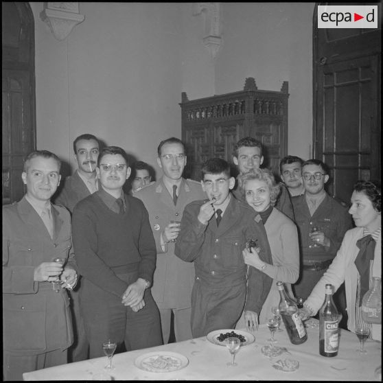 Apéritif donné à l'occasion du départ du capitaine Bertrand. [Description en cours]