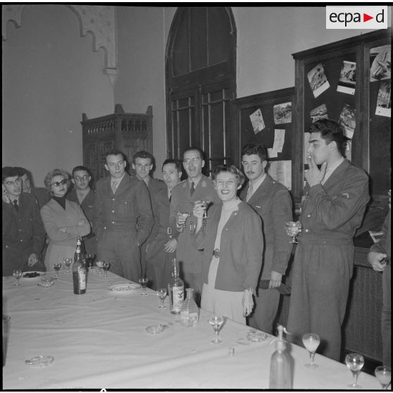 Apéritif donné à l'occasion du départ du capitaine Bertrand. [Description en cours]