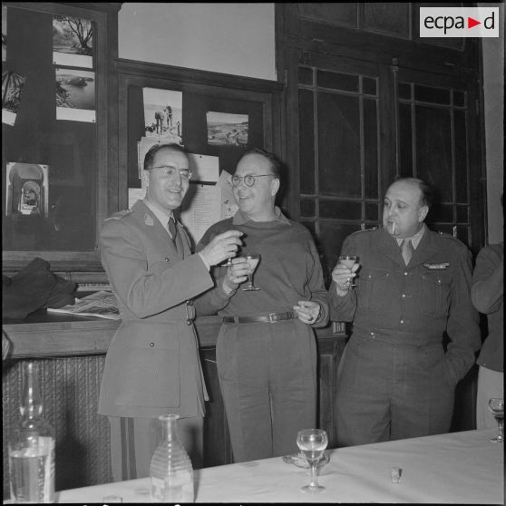 Apéritif donné à l'occasion du départ du capitaine Bertrand. [Description en cours]