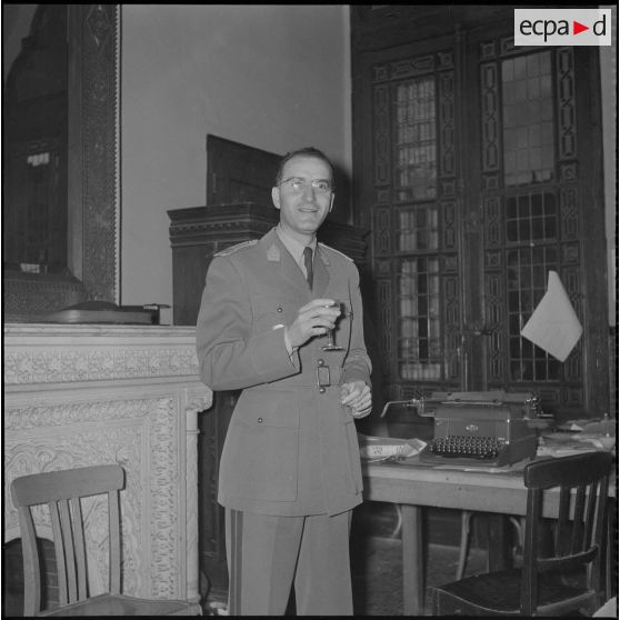 Apéritif donné à l'occasion du départ du capitaine Bertrand. [Description en cours]