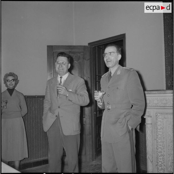 Apéritif donné à l'occasion du départ du capitaine Bertrand. [Description en cours]