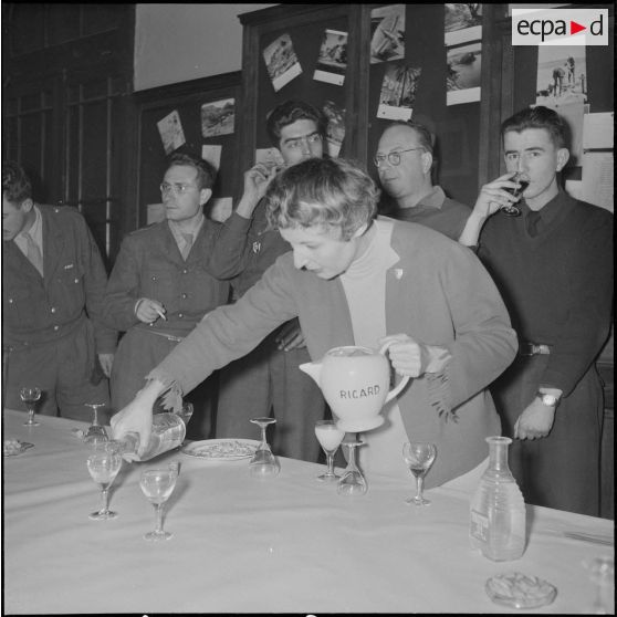 Apéritif donné à l'occasion du départ du capitaine Bertrand. [Description en cours]