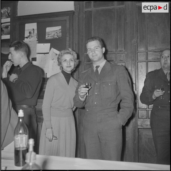 Apéritif donné à l'occasion du départ du capitaine Bertrand. [Description en cours]