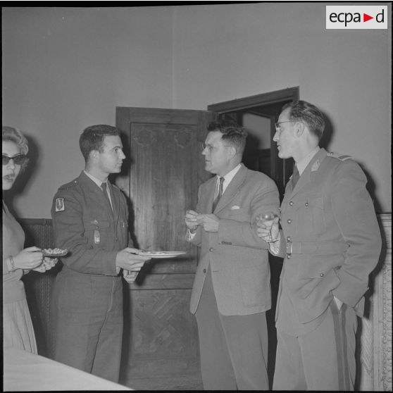 Apéritif donné à l'occasion du départ du capitaine Bertrand. [Description en cours]