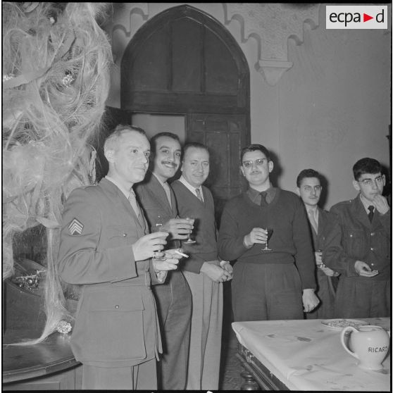 Apéritif donné à l'occasion du départ du capitaine Bertrand. [Description en cours]