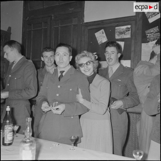 Apéritif donné à l'occasion du départ du capitaine Bertrand. [Description en cours]