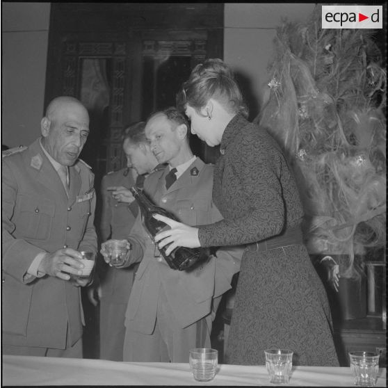 Un cocktail. [Description en cours]