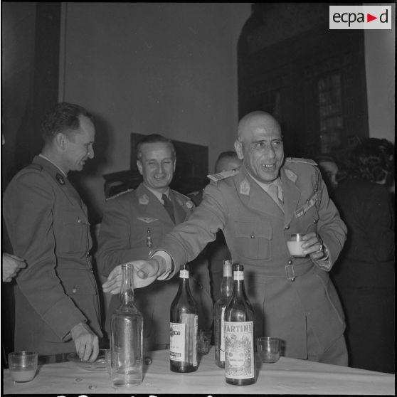 Un cocktail. [Description en cours]