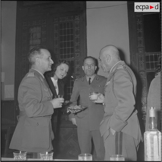 Un cocktail. [Description en cours]