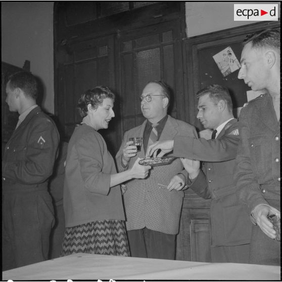 Un cocktail. [Description en cours]