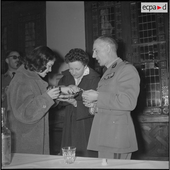 Un cocktail. [Description en cours]