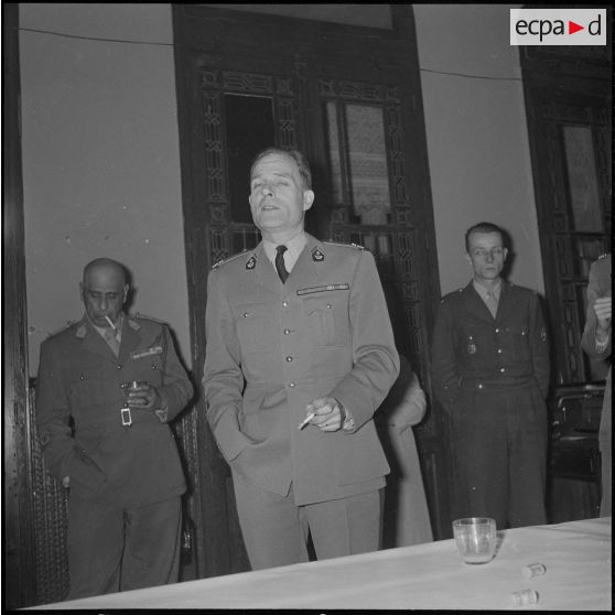 Un cocktail. [Description en cours]