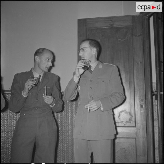 Un cocktail. [Description en cours]