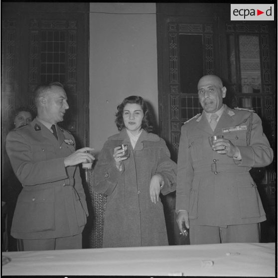 Un cocktail. [Description en cours]