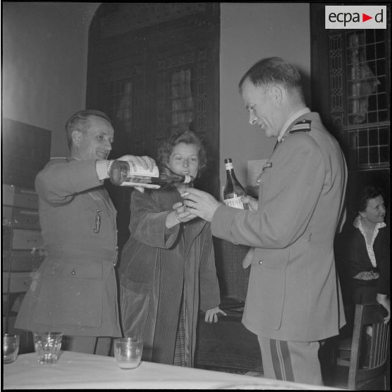 Un cocktail. [Description en cours]