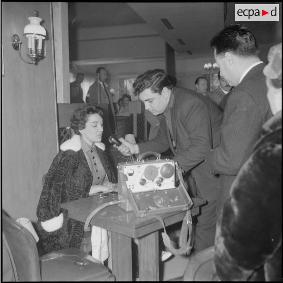 Séance de dédicaces par Gloria Lasso en Algérie. [Description en cours]