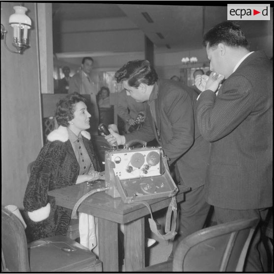 Séance de dédicaces par Gloria Lasso en Algérie. [Description en cours]