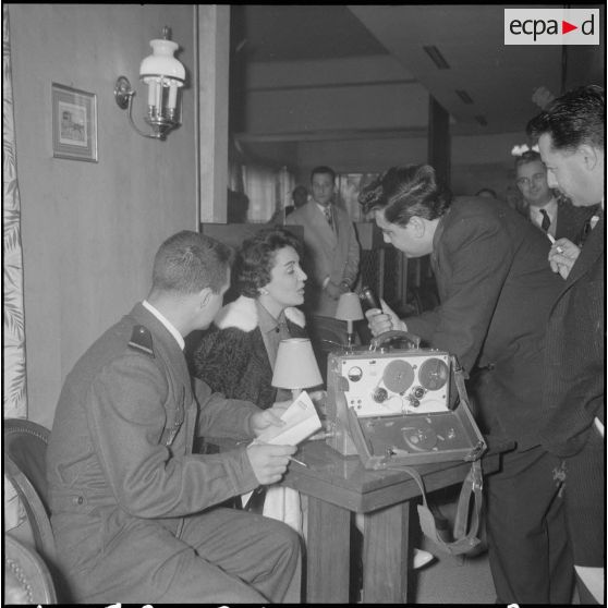 Séance de dédicaces par Gloria Lasso en Algérie. [Description en cours]