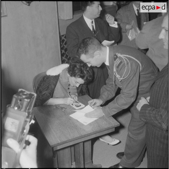 Séance de dédicaces par Gloria Lasso en Algérie. [Description en cours]