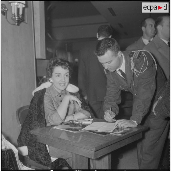 Séance de dédicaces par Gloria Lasso en Algérie. [Description en cours]