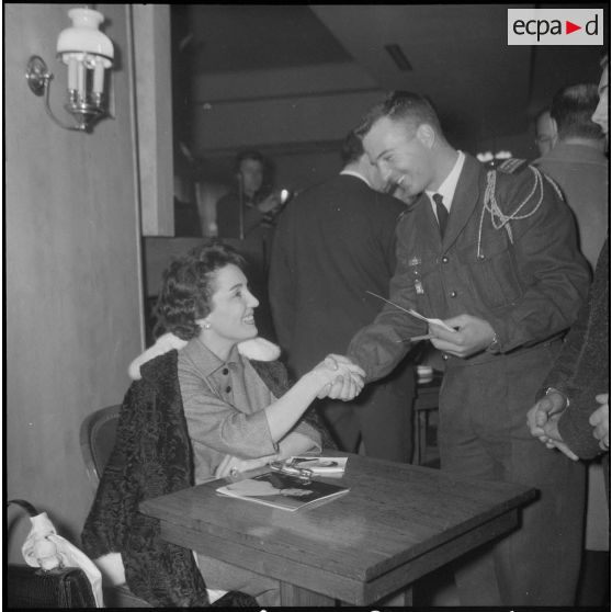 Séance de dédicaces par Gloria Lasso en Algérie. [Description en cours]