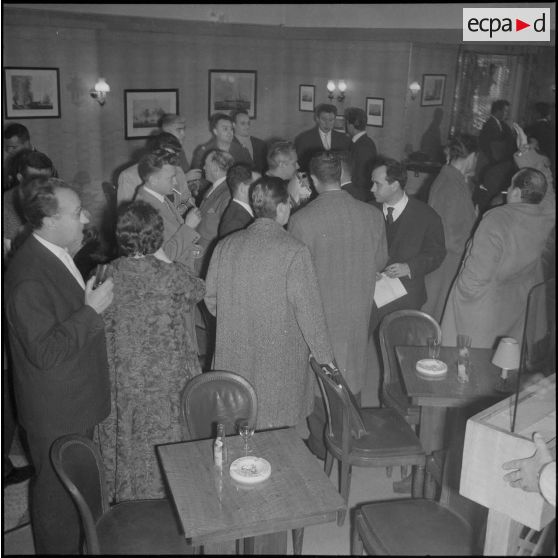 Séance de dédicaces par Gloria Lasso en Algérie. [Description en cours]