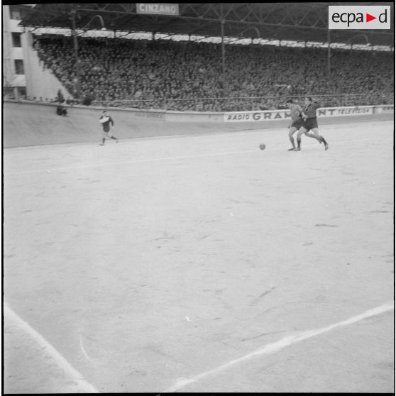 Un match de football. [Description en cours]