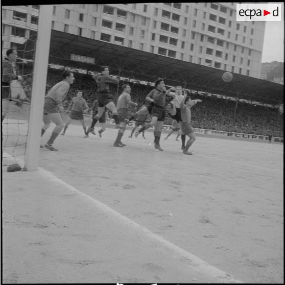 Un match de football. [Description en cours]