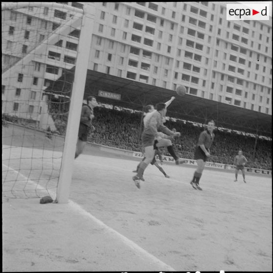 Un match de football. [Description en cours]