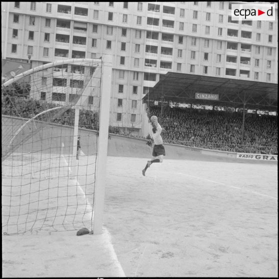 Gardien d’une équipe de football militaire lors d’un match en Algérie. [Description en cours]