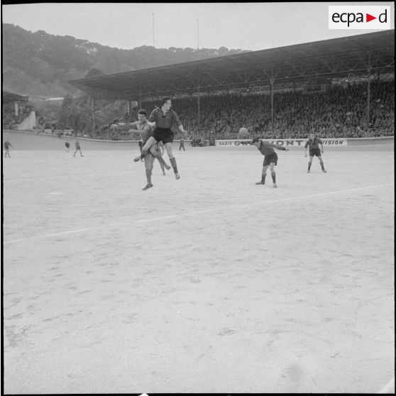 Un match de football. [Description en cours]