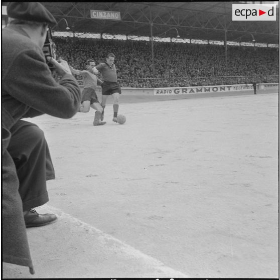 Un match de football. [Description en cours]