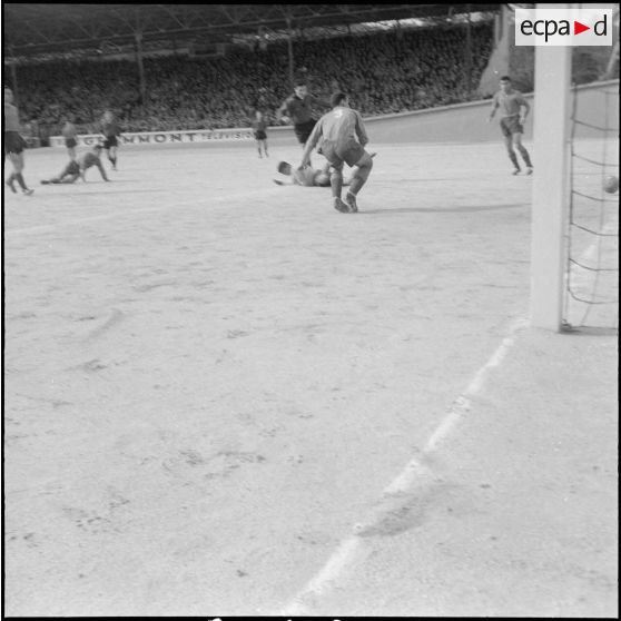 Un match de football. [Description en cours]